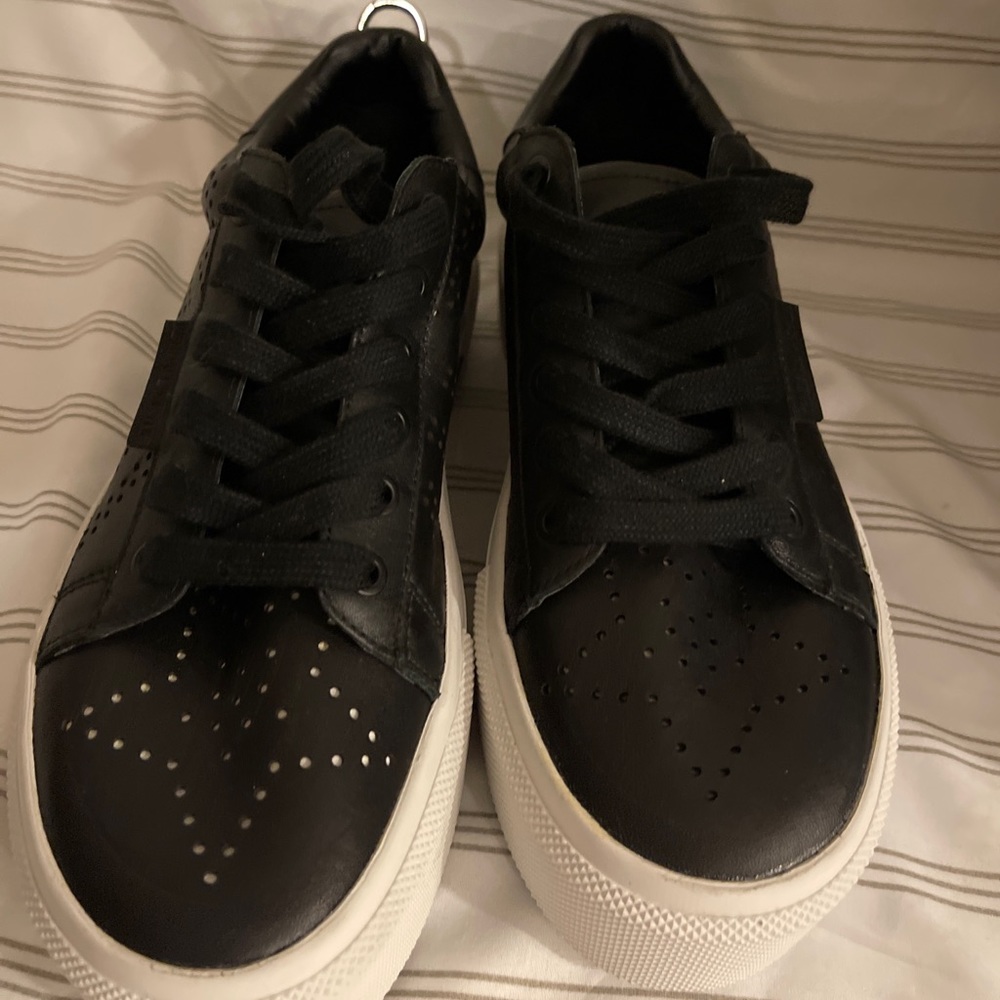 KENDALL + KYLIE Women's Tyler Star Black Platform